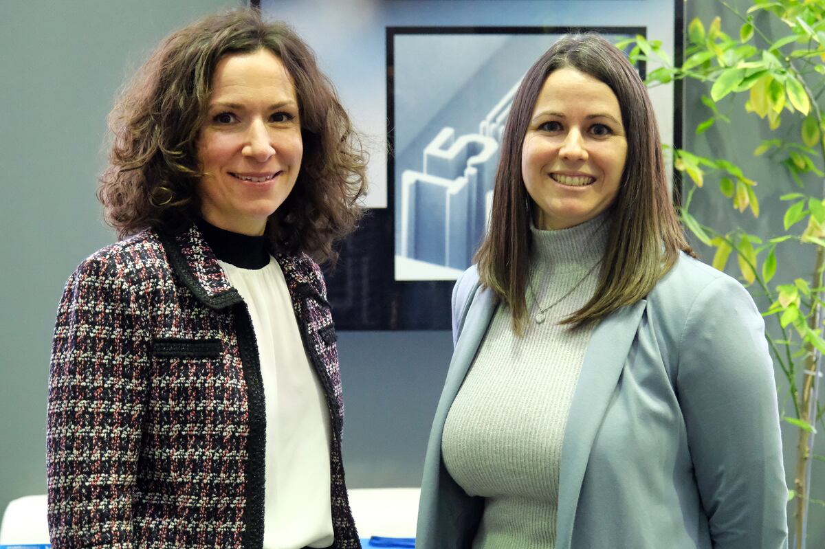 Véronique Proulx, présidente-directrice générale de l'organisme Manufacturiers et Exportateurs du Québec (MEQ) et Christine Talbot, directrice des ressources humaines chez Teledyne Dalsa.