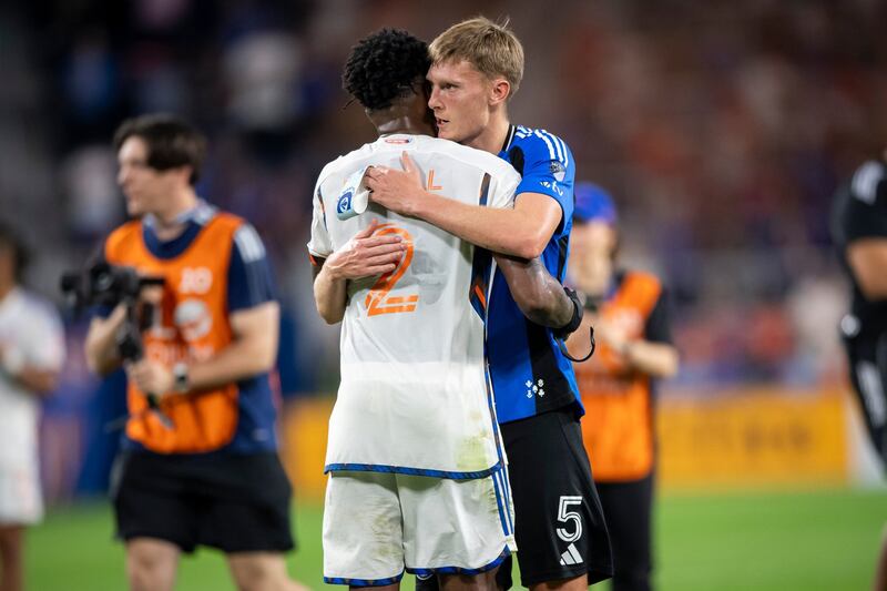 Le défenseur du FC Cincinnati, Alvas Powell (2), et le défenseur du CF Montréal, Brandan Craig (5), s'offrent une accolade après un match de soccer de la MLS, le samedi 18 octobre 2025, à Cincinnati