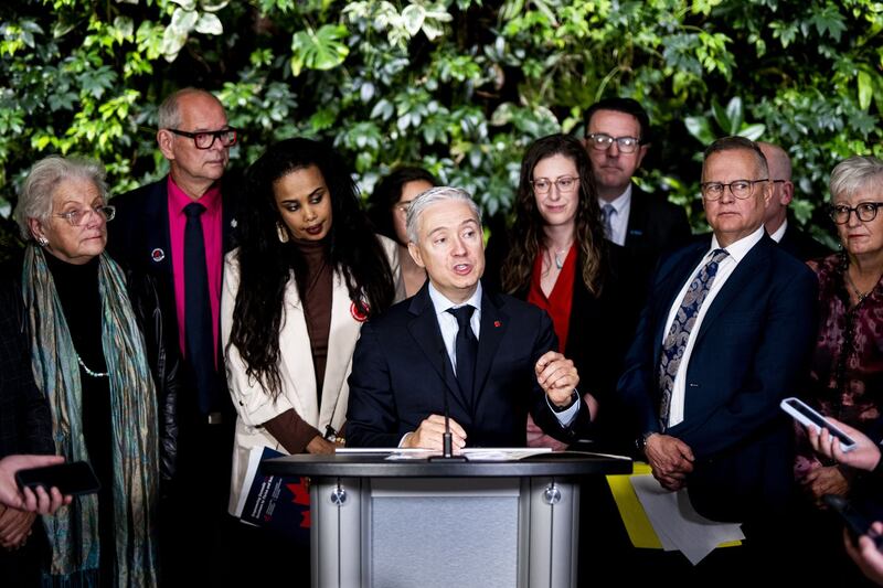 Le ministre fédéral des Finances, François-Philippe Champagne, tient une conférence de presse à Ottawa, le lundi 20 octobre 2025